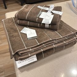 2 Brand New With Tags Bath Towels And A Set Of 2 Hand Towels