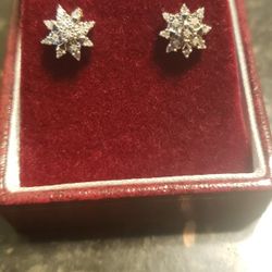 14 Kt White Gold Diamond 💎 Earrings. $250.00. Firm Price!  Pick Up Only! Contact Me If Your Serious 😊