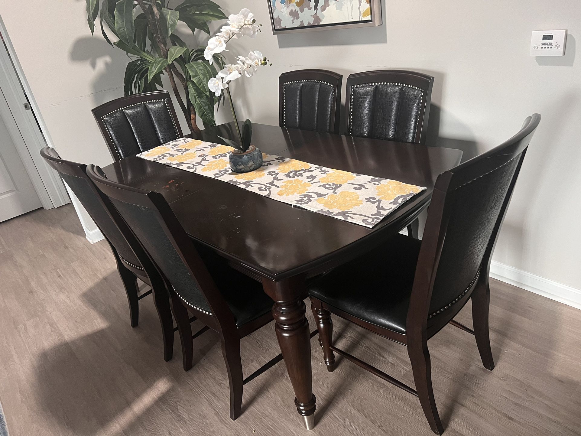 Dinning Table Set - 4 Chairs And It Can Be Extended 