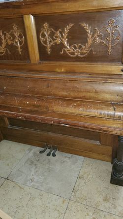 Old piano need some one to tell what kind of piano is it