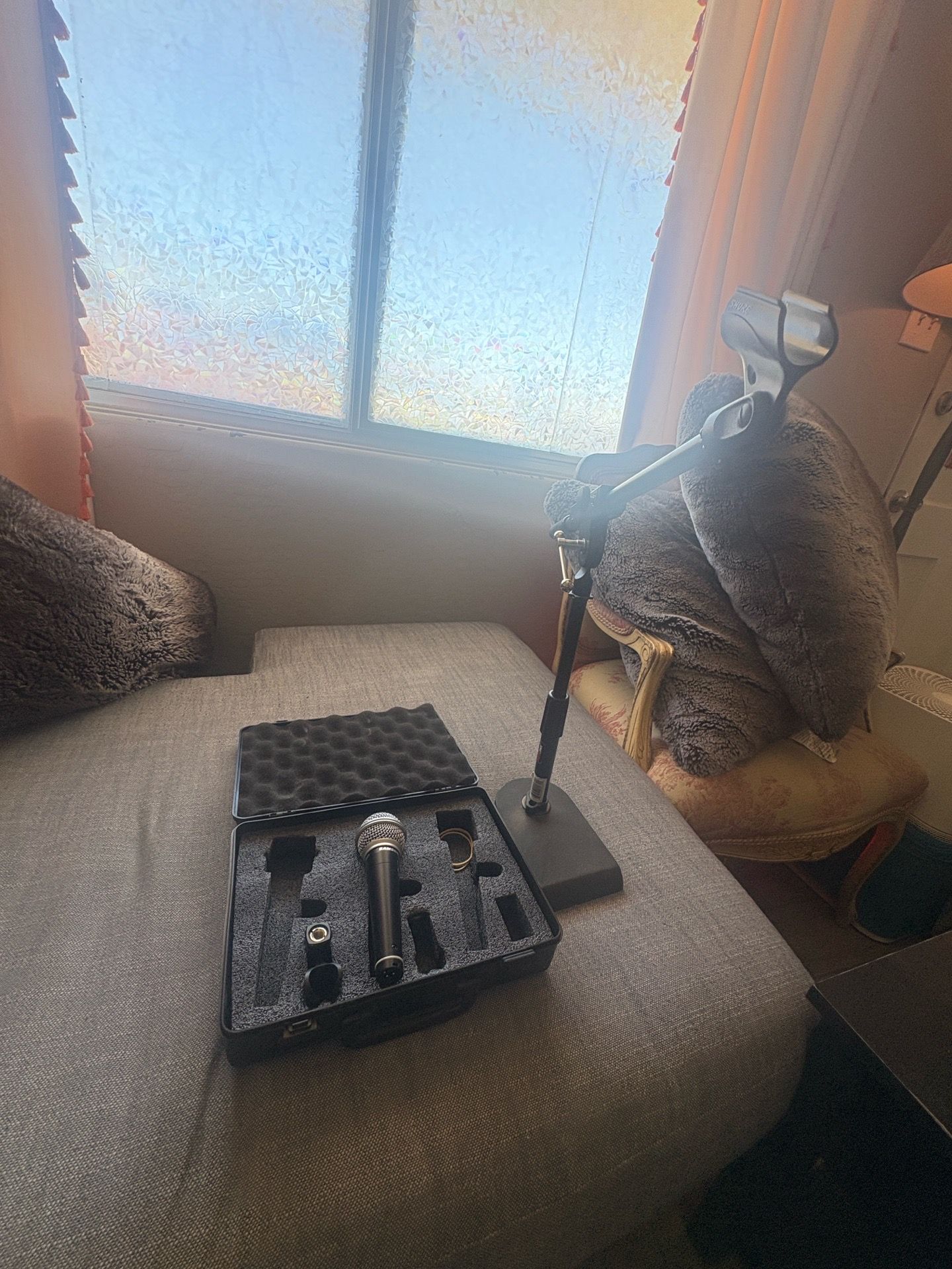 Table top mic stand and mic