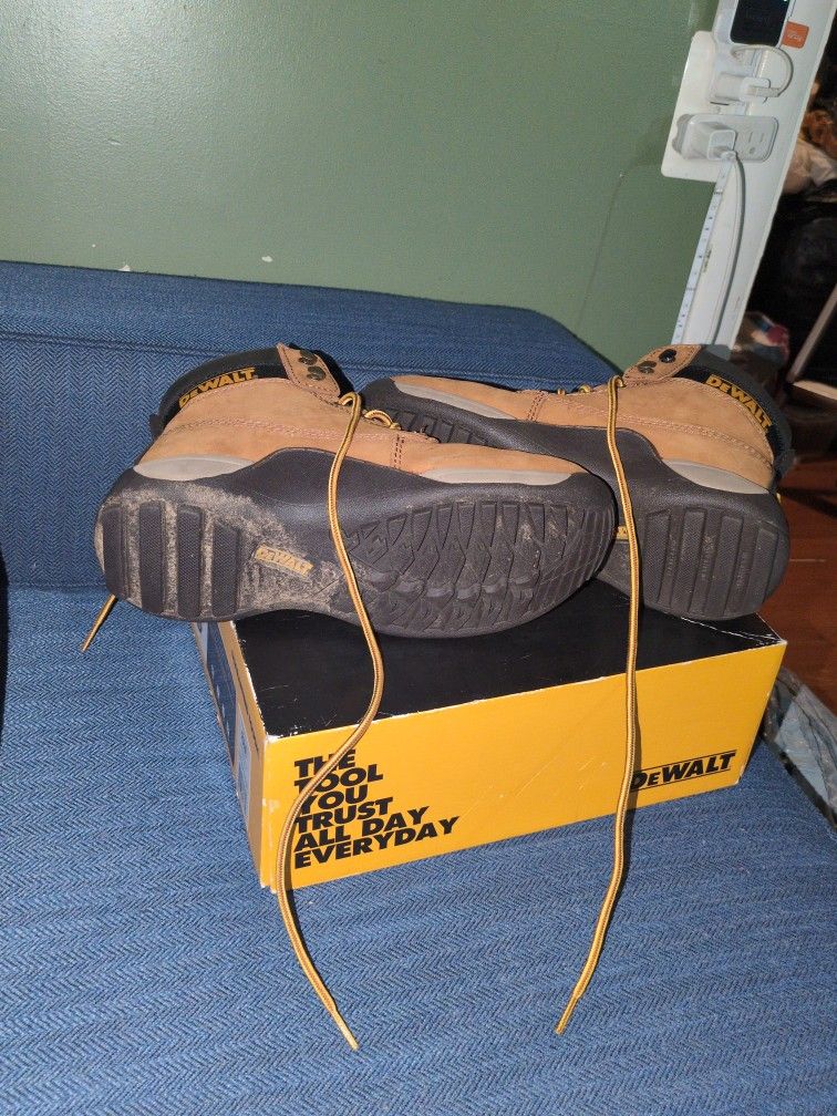 DeWalt Like New 8m Boots