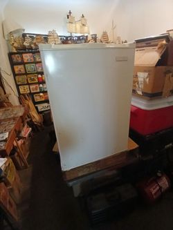 ARTIC FRESH MINI FRIGERATOR