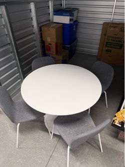 Round kitchen table w/chairs