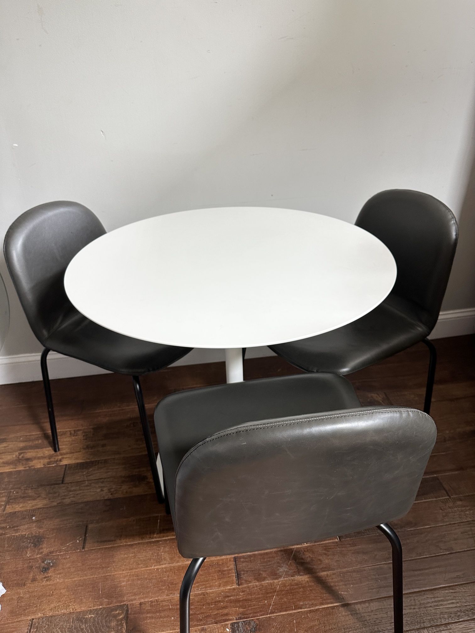 Round table with 3 chairs