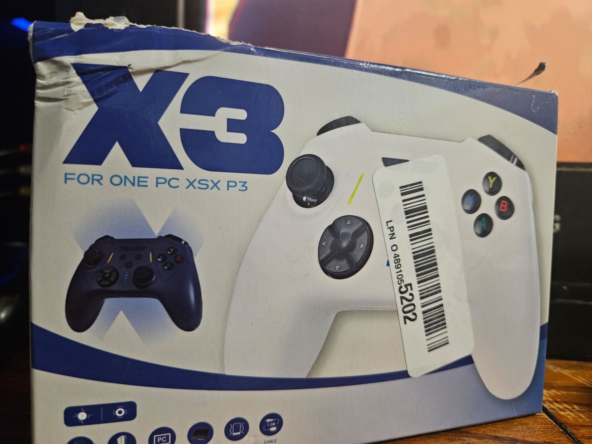 Wireless gaming controller