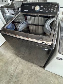 Like new black stainless Samsung washer top loader  works perfectly. Extra for delivery.same day delivery and installation available