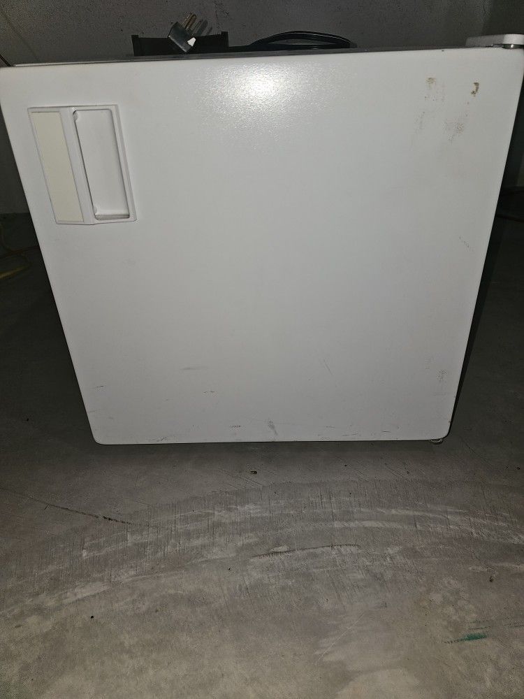 Sanyo Mini Fridge
