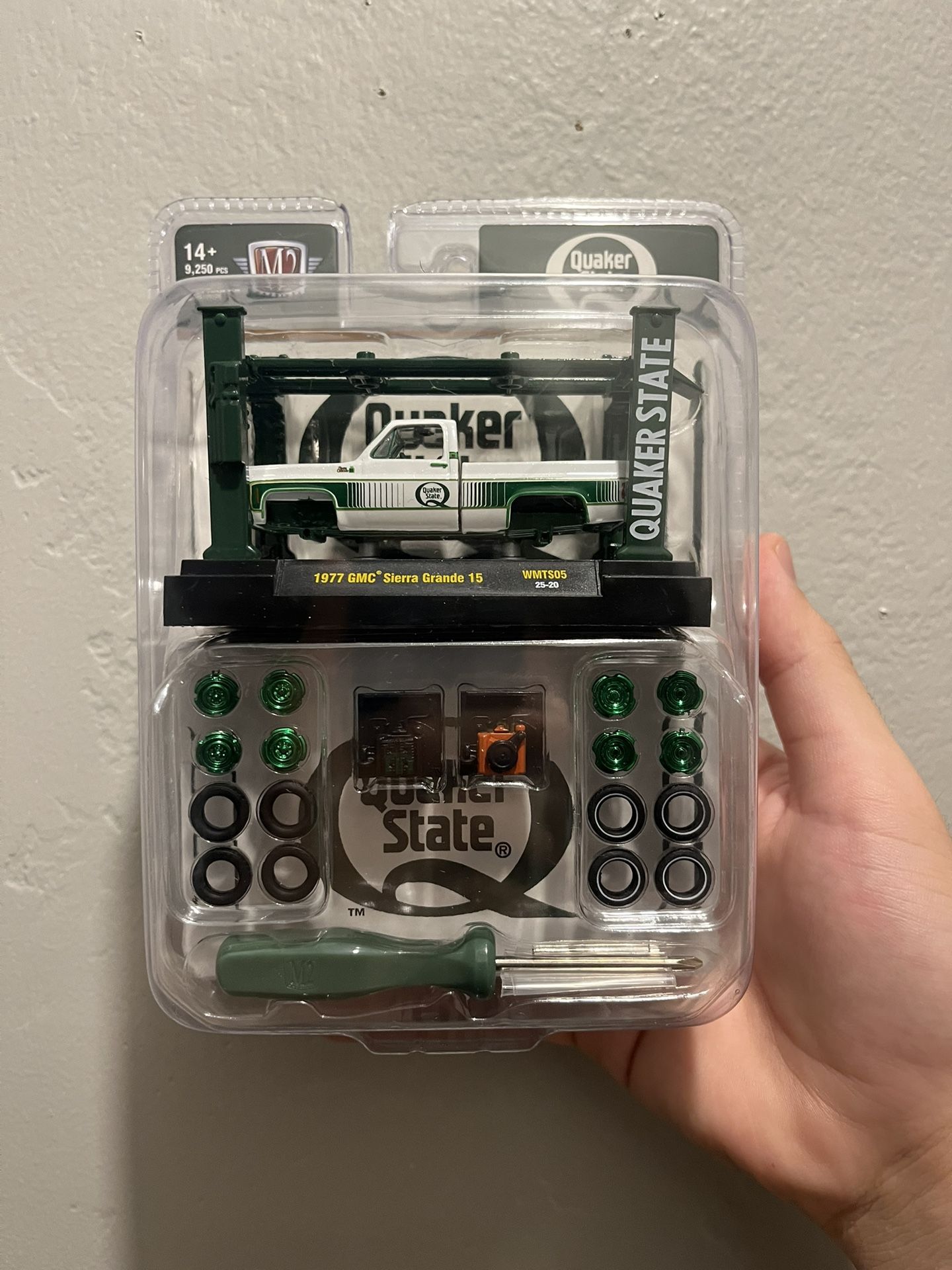 M2 Machines 1977 GMC Sierra Grande 15 Quaker State Model Kit Chase 1/750