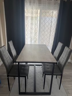 Dining table + 4 chairs