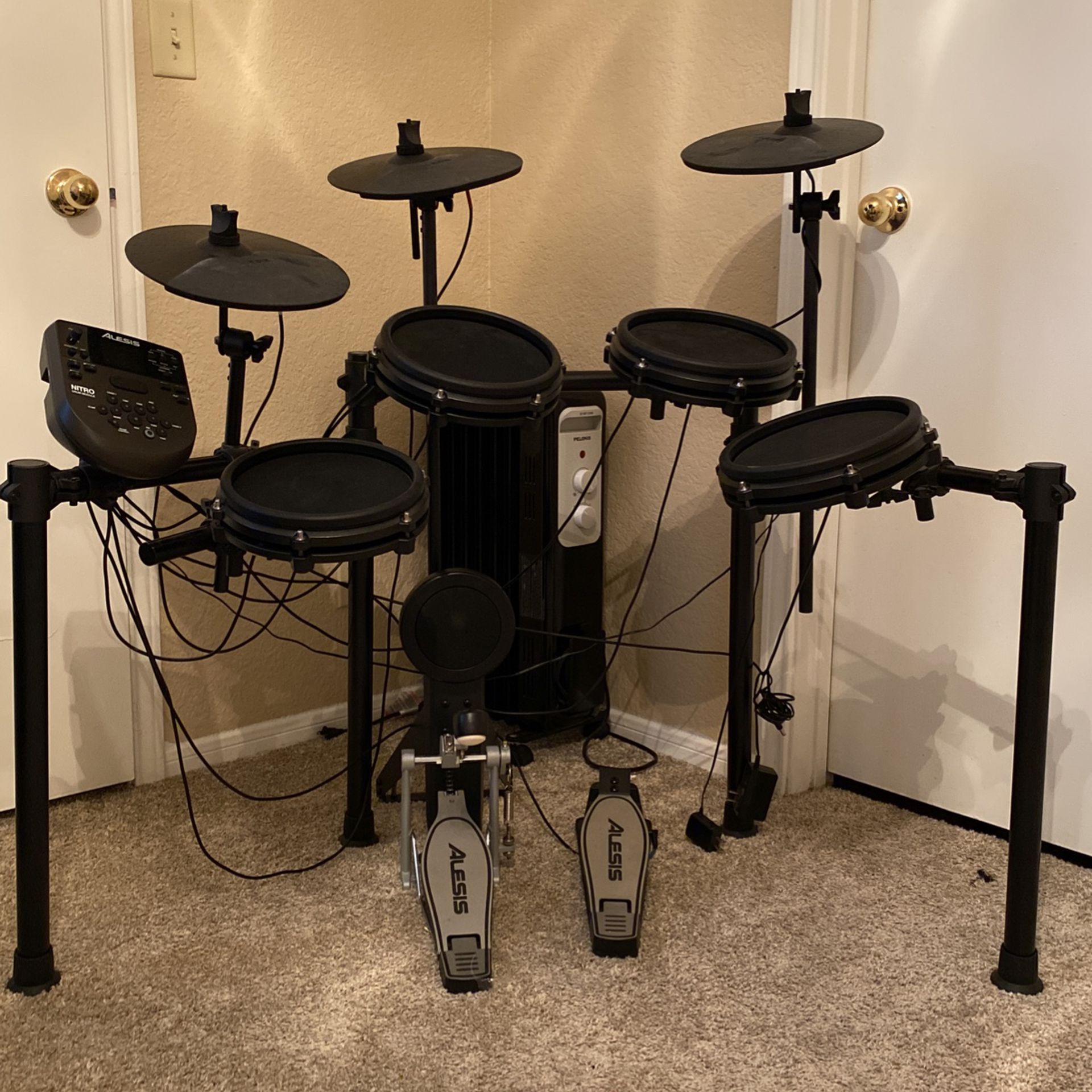 Alesis Nitro Mesh 8-Piece Electronic Drum Set