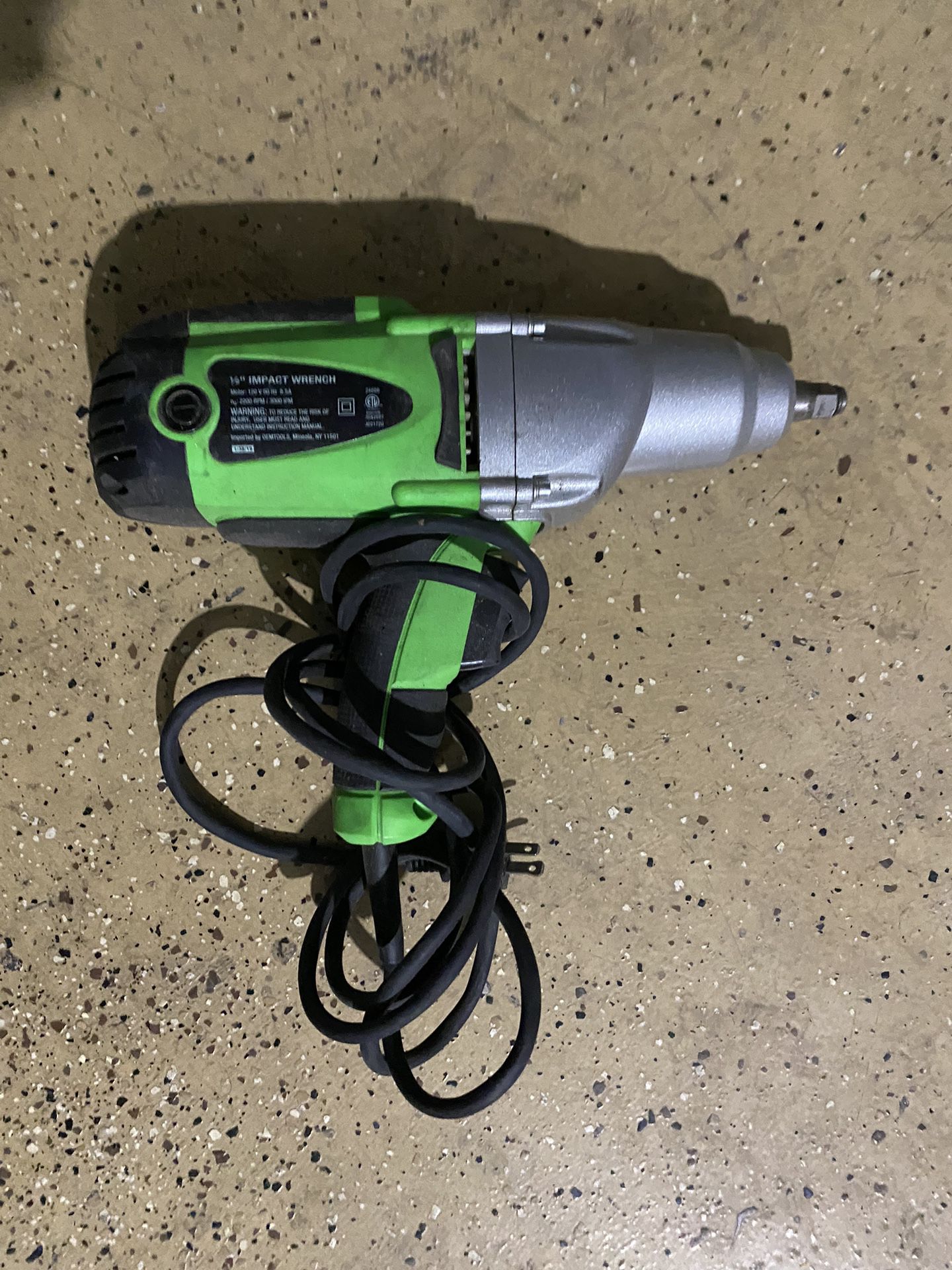 ½" IMPACT WRENCH