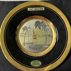 Collector plate features a tropical Hawaii motif with a sailboat and palm trees,  souvenir in Hawaii.
