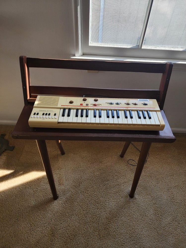 Casio Casiotone MT-40 37-Key Sythesizer + Wooden Stand
