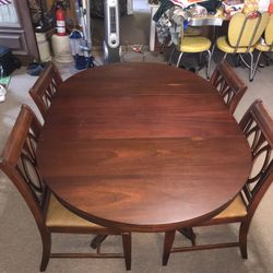Dining room table with 4 Chairs 