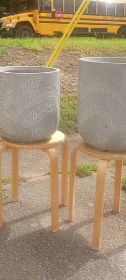 New fiber clay garden planter's leaf design very detailed and heavy duty