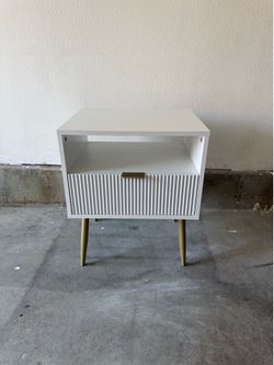 Modern White Nightstand – Clean & Minimal Design – Great Condition