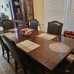 Very Nice Dining Room Set With 6 Chairs