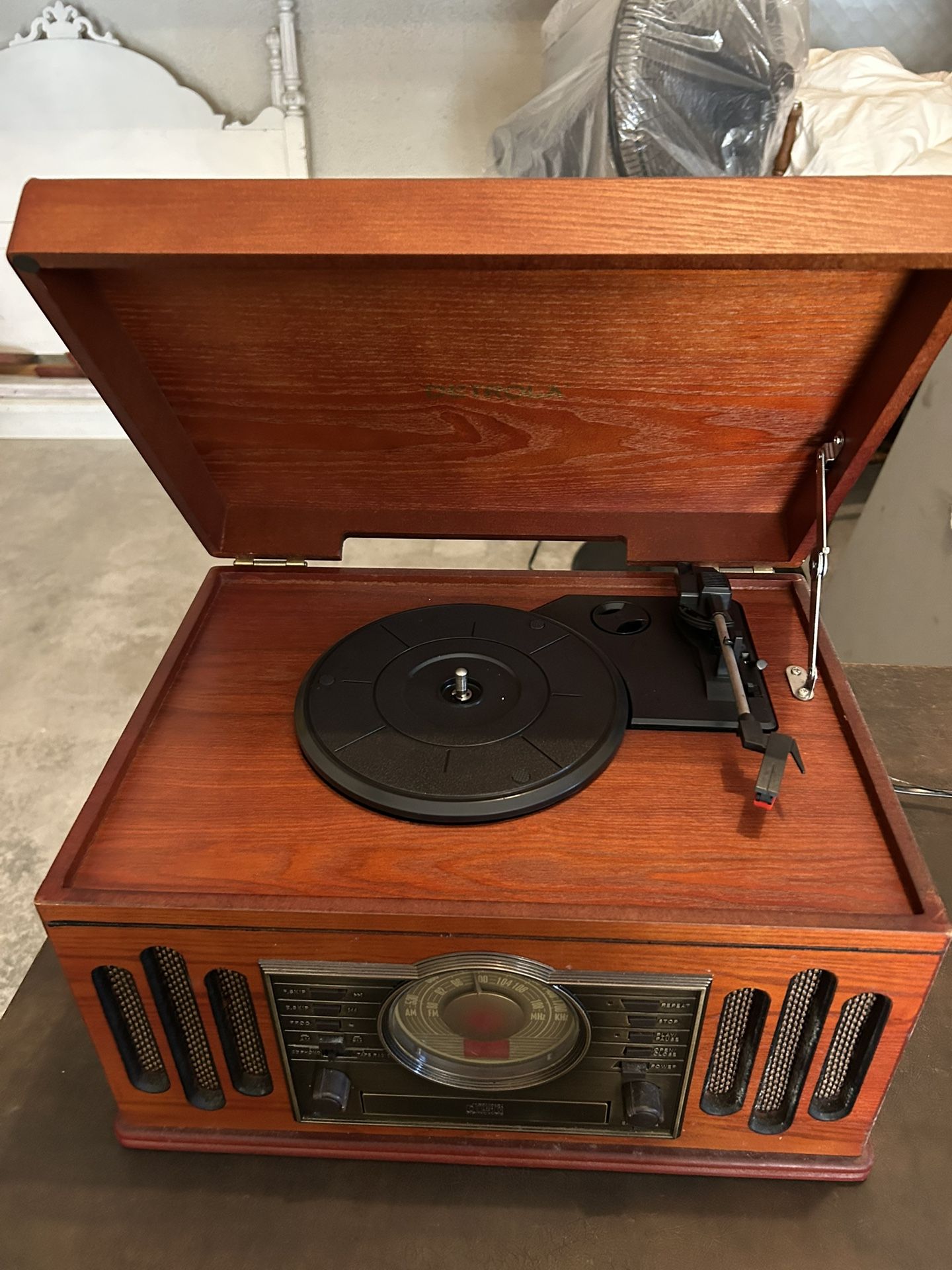 Retro Look Turntable and Radio