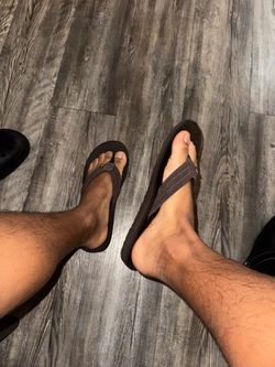 Size 8 men’s feet flip flops