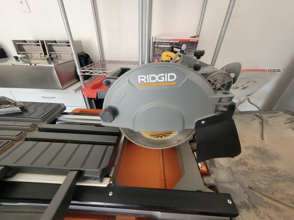 Ridgid 10 Inch Wet Tile Saw with Stand and laser guide