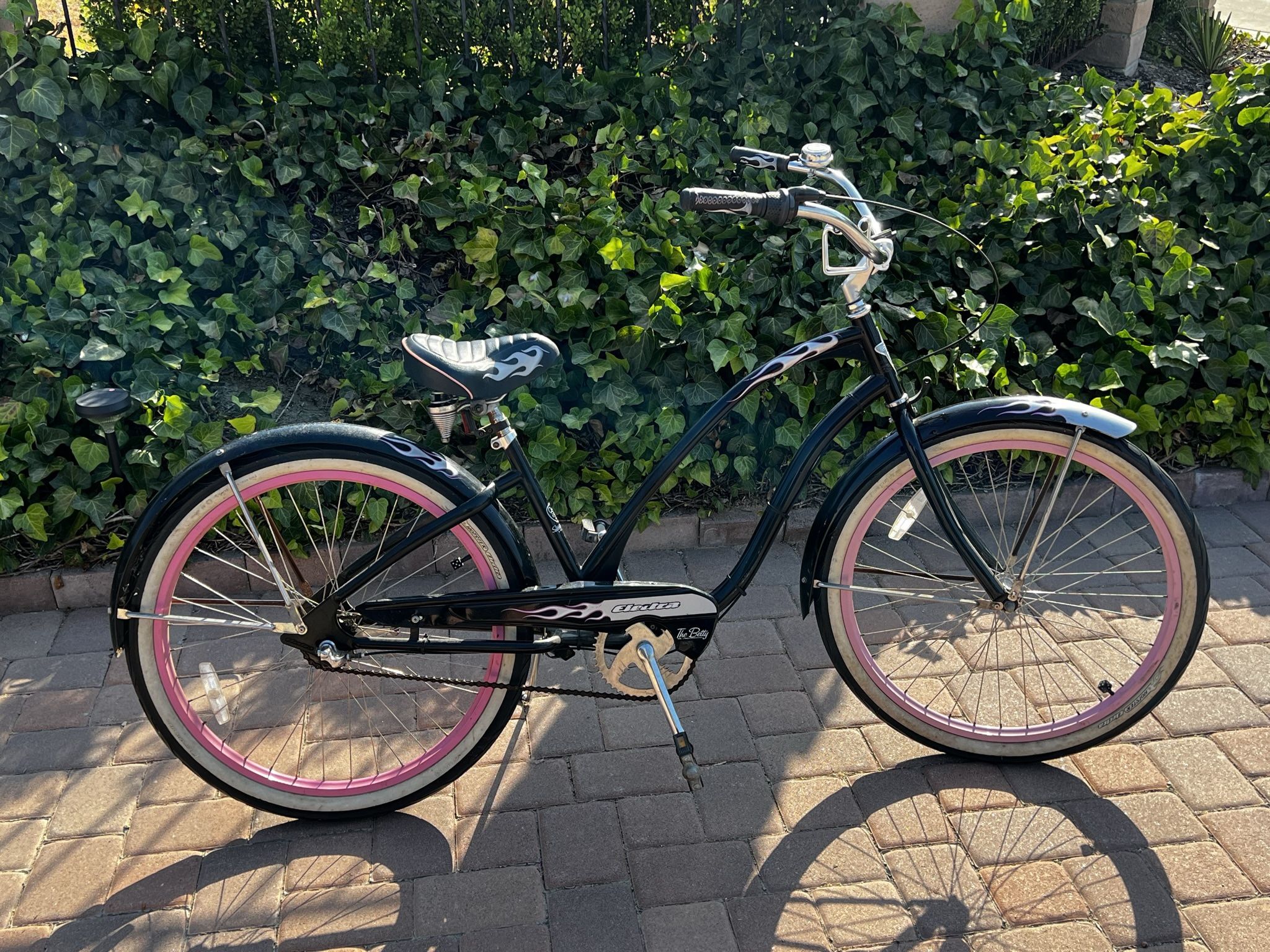 Electra The Betty 3i Black Pink 3-Speed Beach Cruiser