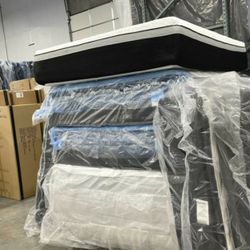 Queen Mattress Set Brand Clearing out ASAP!