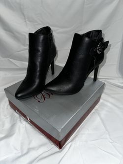 Breckelle’s Baylee Black Heel Booties Size 6