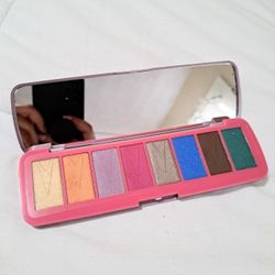 Brave Spirit MAKEUP REVOLUTION Palette.