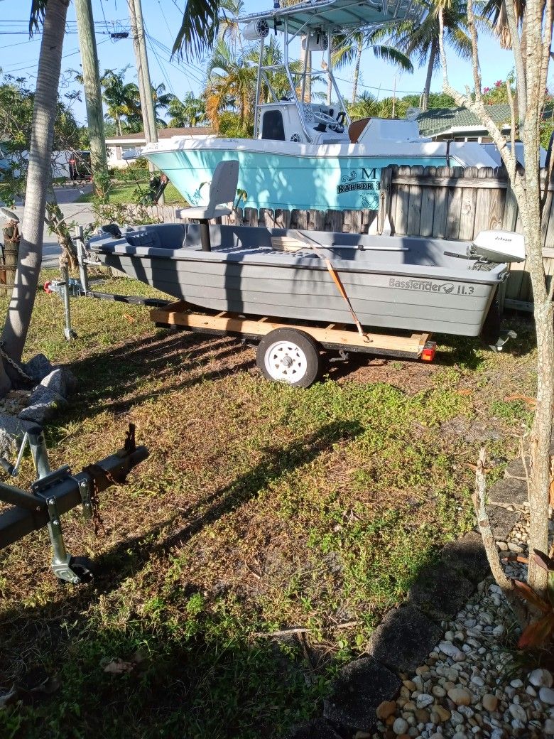 Photo Boat And Motor And Trailer