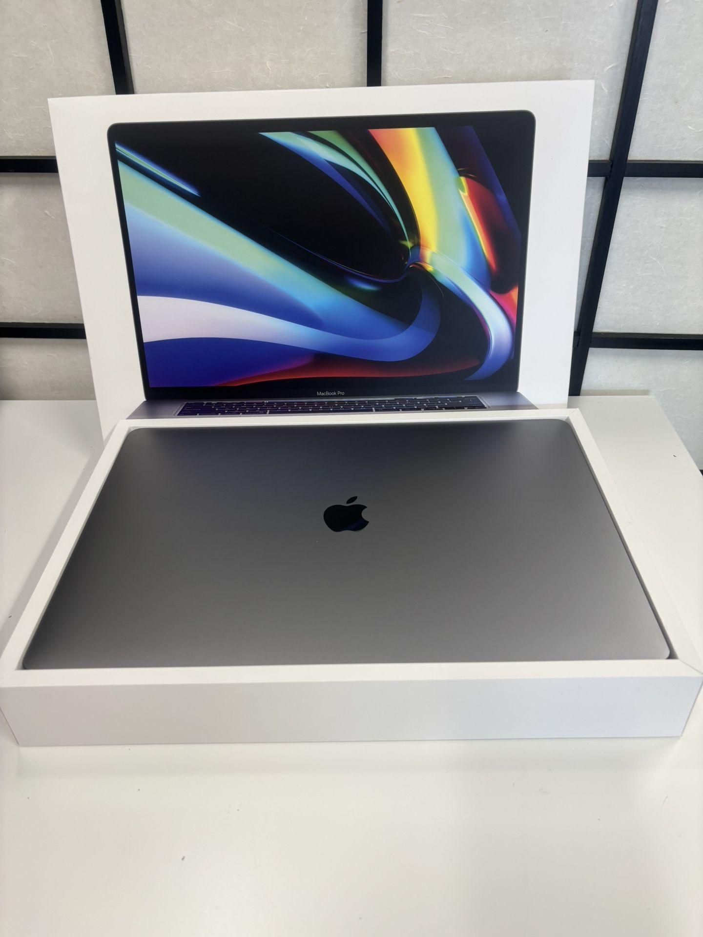 16 inch MacBook Pro 2019 with TouchBar , 500gb SSD, 16gb , macOS Sequoia , 114 battery cycle count, comes with box and charger, really nice MacBook Pr