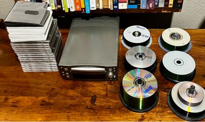 TASCAM CD- RW4U CD REWRITABLE RECORDER IN BRAND NEW BLACK GENUINE LEATHER CARRY CASE PLUS TWO ( INPUT/ OUTPUT) PAIR OF QUALITY AUDIO RED / WHITE CABLE