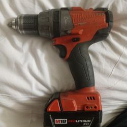Milwaukee fuel M18 1/2 Inch Hammer Drill/driver With Red Lithium XC Battery