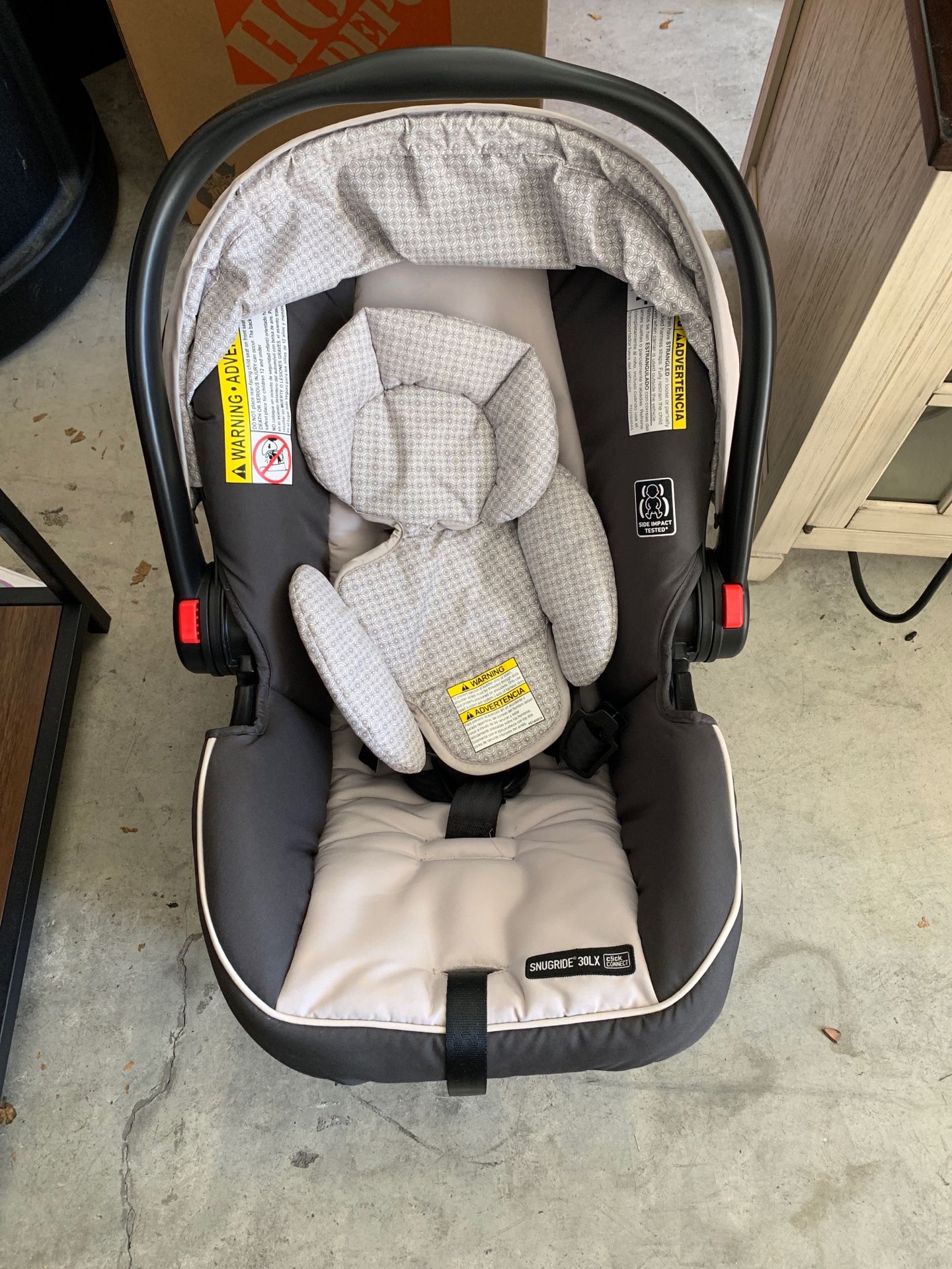 Graco snugride car seat and baby carrier