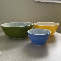 VINTAGE PYREX BOWLS SET OF 3  