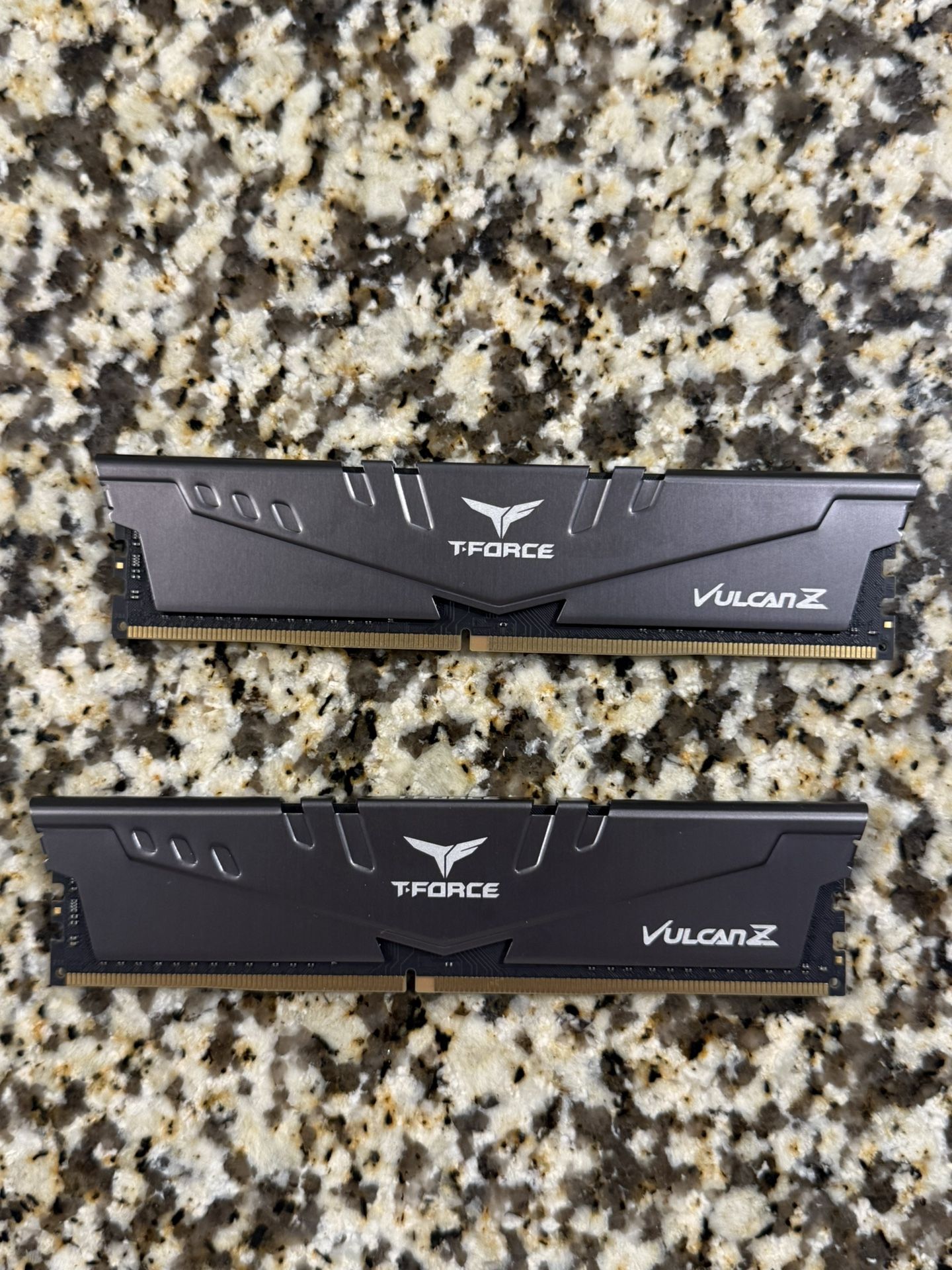 Team T-FORCE VULCAN Z 16GB (2 x 8GB) DDR4 3200 (PC4 25600) Desktop Memory