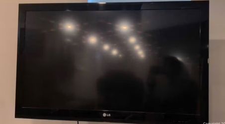LG TV 42” -- Model: 42CS570