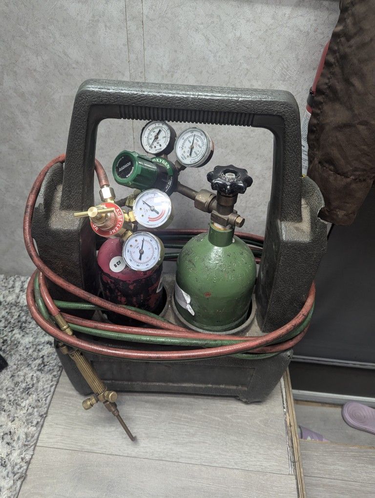 Oxy-Acetylene Welding Cutting Kit (with brand new regulator)