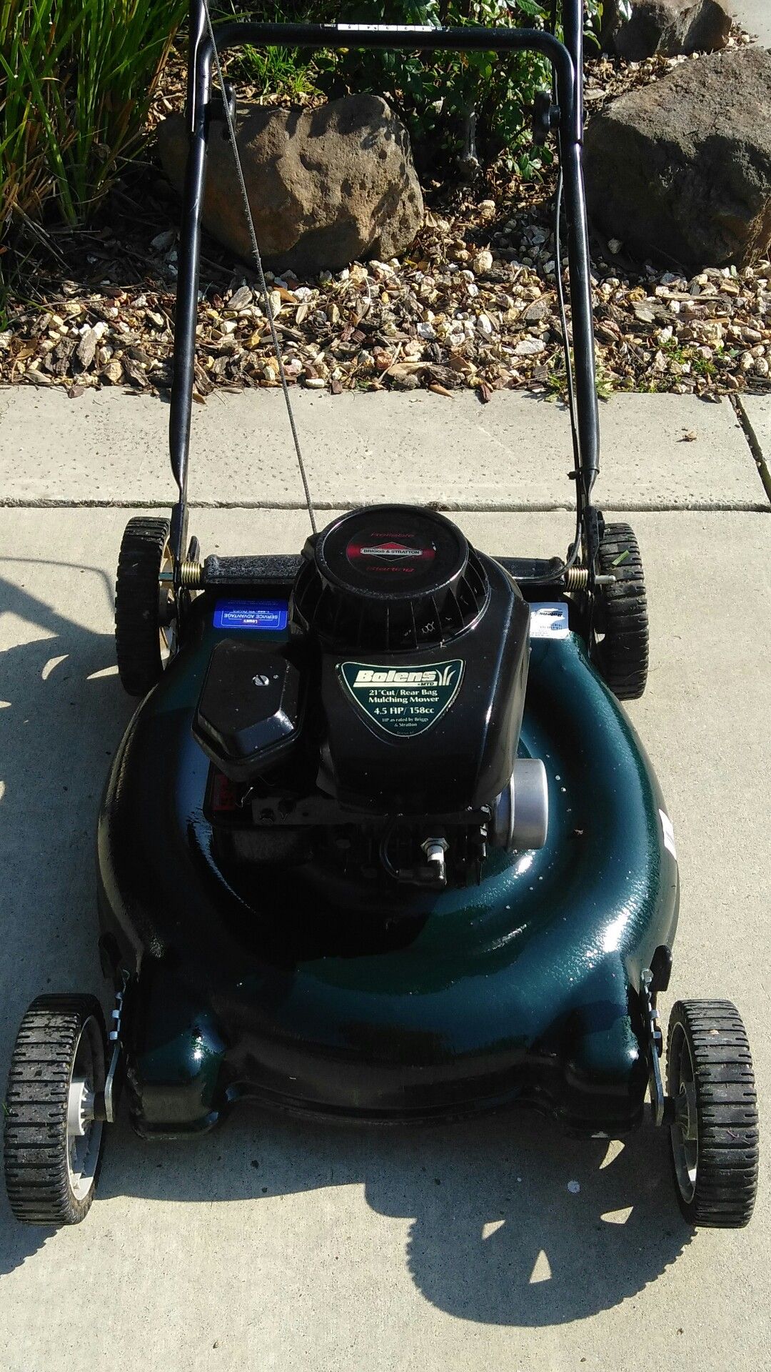 BRIGGS AND STRATTON LAWNMOWER