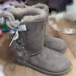 Brand new Girl's UGG Pala Classic Boots Bailey Bow size 5 (37)