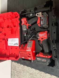 Milwaukee M18 FUEL 18V Lithium-Ion Brushless Cordless Hammer Drill and Impact Driver Combo Kit (2-Tool) with 2 Batteries