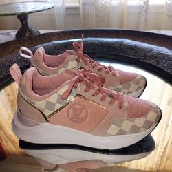 L.V.WOMENS S RUN AWAY TRAINER SNEAKERS SIZE 9