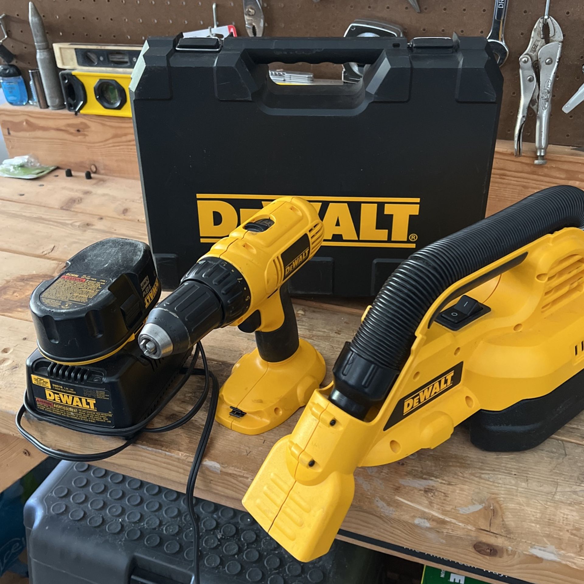 DeWalt Drill / Hand Vacuum for Sale in Sun City, AZ OfferUp