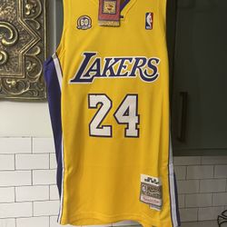 Men’s Kobe Bryant Vintage Lakers Jersey Size M.