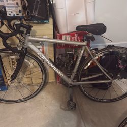 🚴‍♂️ Cannondale Road Bike – Lightweight Aluminum Frame  Good Condition | Ready to Ride
