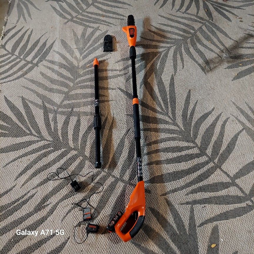 Black+ Decker 20 Volts Battery Cordless Pole Saw Kit. Fully Functional.