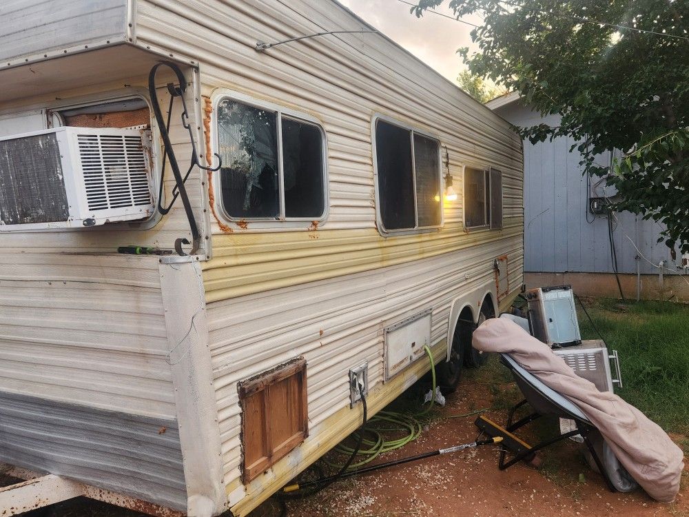 RV FOR SALE 2500 It Needs Very Littke Work ..I'm Painting Thw Kitchen Amd Bed Only People Truly Interested Only