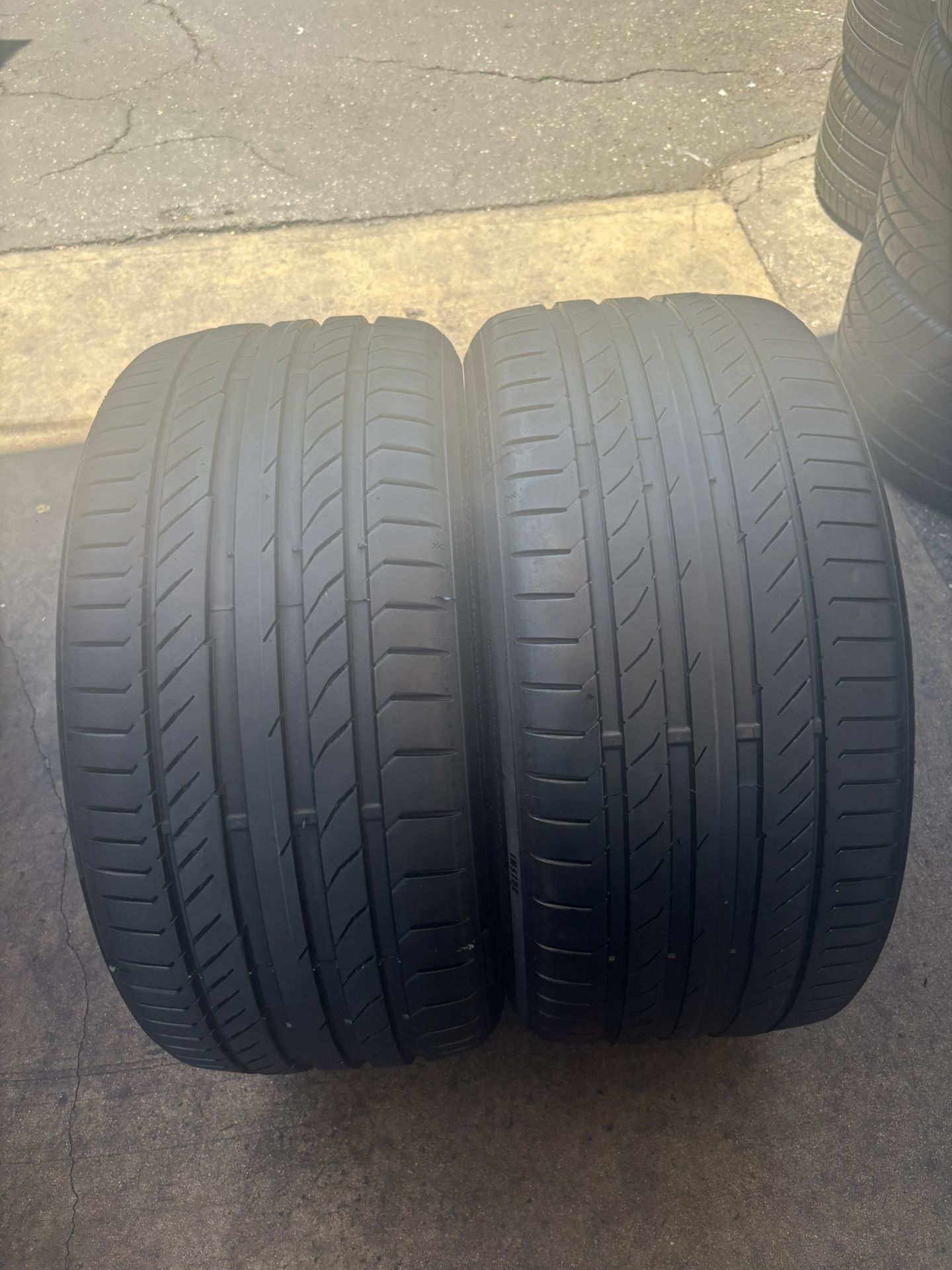 Tengo un par de llantas en muy buenas condiciones, marca continental 265/30R20 instaladas y balanceadas por el mismo precio