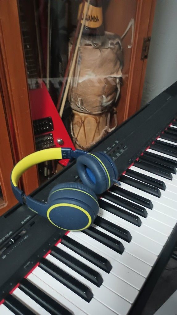 Keyboard Yamaha p-105 With Foot Pedal Plays Excellent
