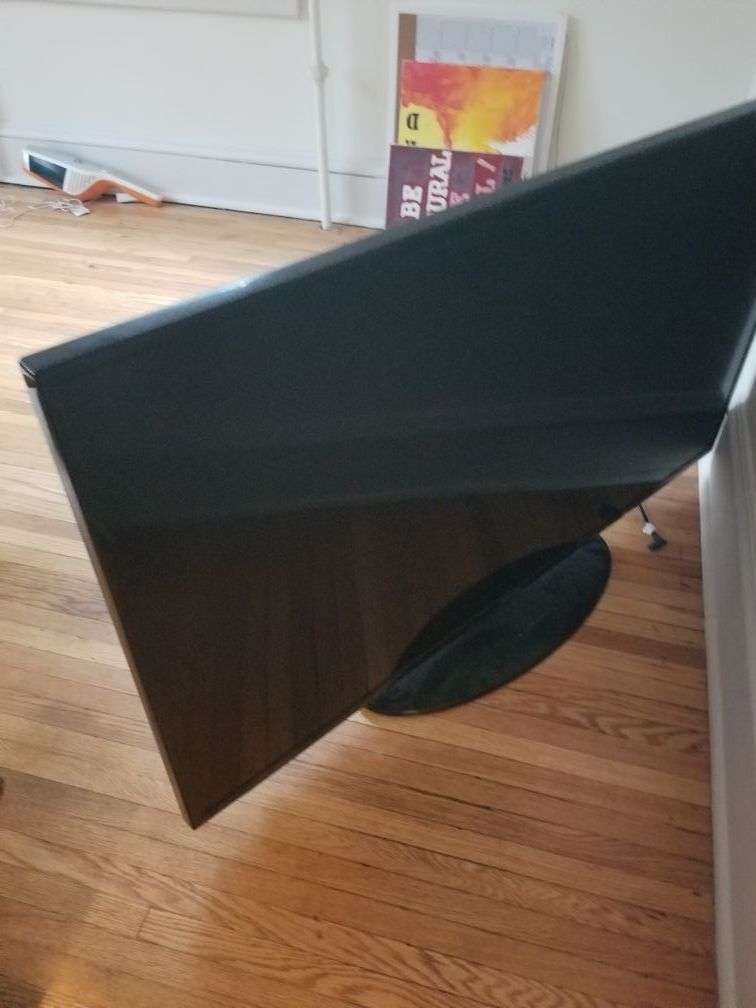 Read description Samsung 50 smart tv has black screen